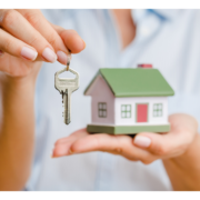 Imagen de una persona sosteniendo en una mano una casa y en la otra unas llaves